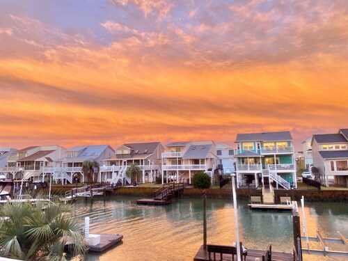 Walk to park and restaurants.Deep water canal. Updated HGTV home.Linens included