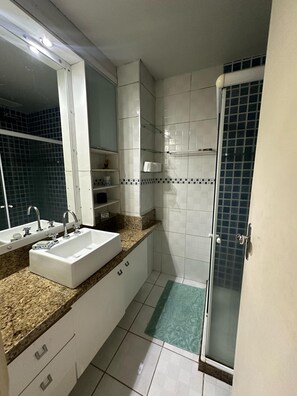 Asciugacapelli, bidet, asciugamani, carta igienica