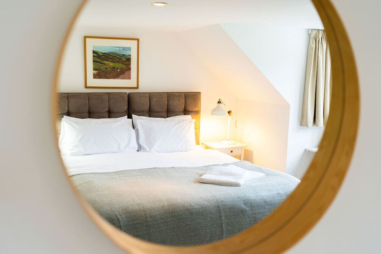 3 bedrooms, iron/ironing board, WiFi (free), bed sheets