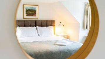 3 bedrooms, iron/ironing board, WiFi (free), bed sheets