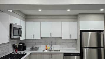 Refrigerador, microondas, parrilla de estufa y lavavajillas