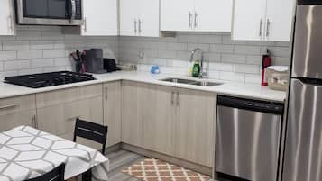 Fridge, microwave, stovetop, dishwasher