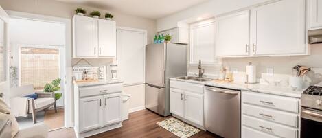 Refrigerador, microondas, horno y parrilla de estufa