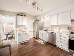 Fridge, microwave, oven, stovetop - The Columbus Cape Cod Cottage | 1st Floor Beds! (Columbus)