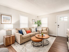 Smart TV, books, offices - The Columbus Cape Cod Cottage | 1st Floor Beds! (Columbus)