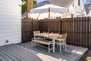 Outdoor dining - The Columbus Cape Cod Cottage | 1st Floor Beds! (Columbus)