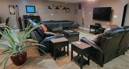 Cozy & quiet 1 Bedroom apartment with pool table and big screen TV.