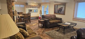 Smart TV, fireplace - Beautiful 2 Bedroom Cabin with Great Views! (Island Park)