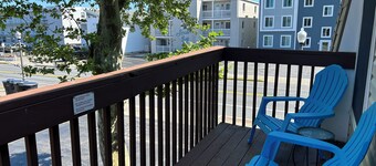 Beautifully renovated condo, close to the boardwalk - away from the noise!