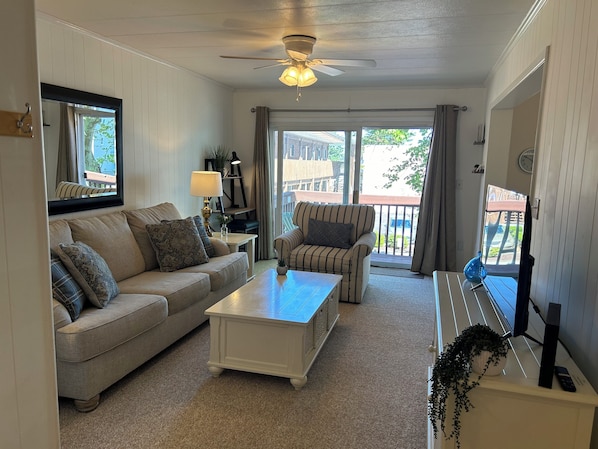 Smart TV - Beautifully renovated condo, close to the boardwalk - away from the noise! (Ocean City)