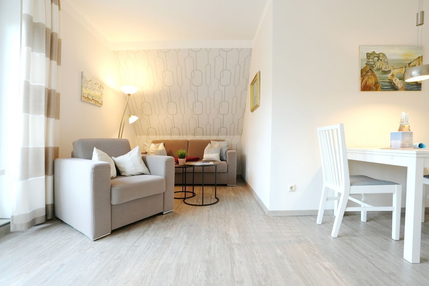 Een televisie en een stereo