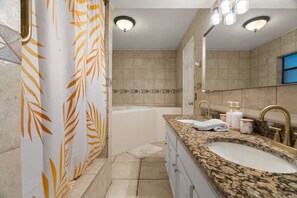 Hair dryer, towels, toilet paper - Heat Pool Home with Games, <2mi to Beaches (Seminole)