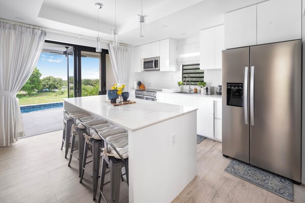 Réfrigérateur, micro-ondes, four, plaque de cuisson