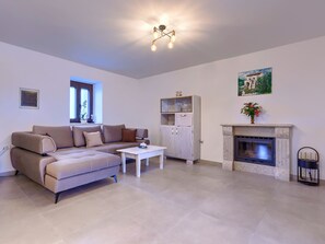 TV - Eugenia by Interhome (Pula)