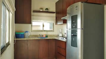 Refrigerador con congelador, licuadora y utensilios de cocina