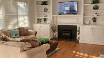 TV connectée, cheminée, livres