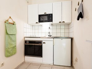 Een koelkast, een microgolfoven, een oven, een broodrooster