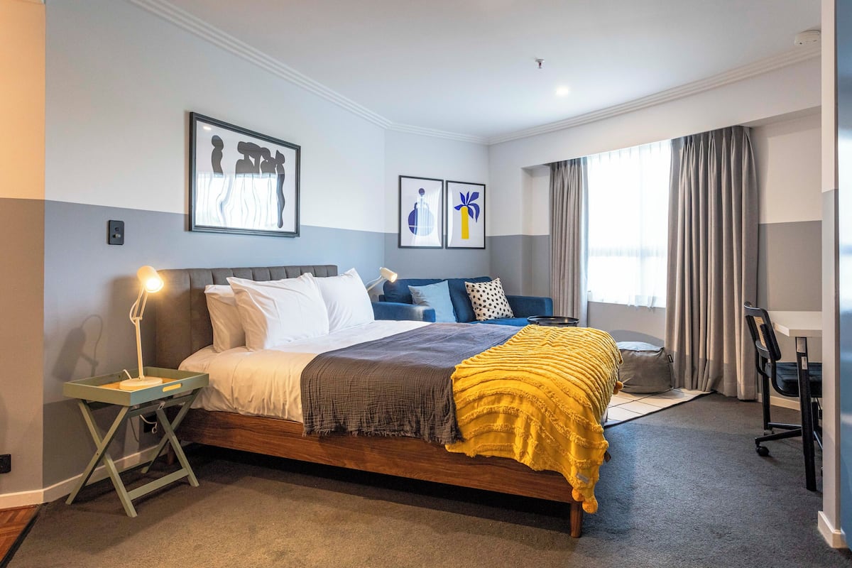 办公桌、遮光窗帘、熨斗/熨衣板、免费 WiFi