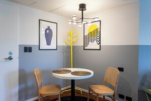 Escritorio, cortinas blackout y tabla de planchar con plancha 