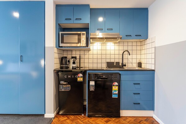 Skrivebord, blendingsgardiner, strykejern/-brett og wi-fi (inkludert)