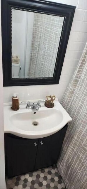 Séchoir à cheveux, serviettes fournies, savon, shampooing