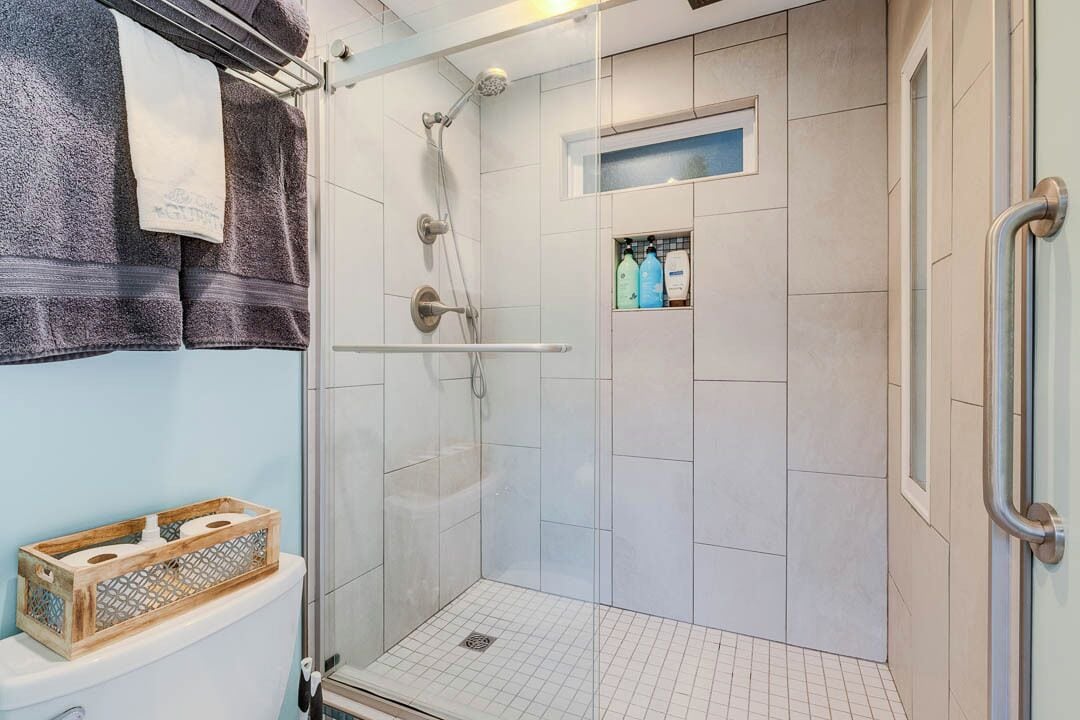 Douche, sèche-cheveux, serviettes fournies, savon