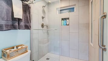 Douche, sèche-cheveux, serviettes fournies, savon
