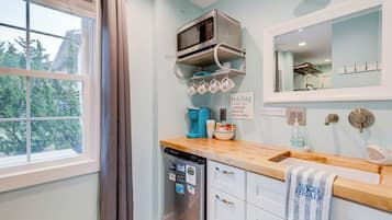 Réfrigérateur, micro-ondes, cafetière/bouilloire