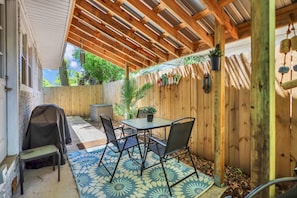 Outdoor dining - Sunrise Bliss 3BR St. Simons Island  3Min To Pier (St. Simons Island)