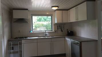 Een magnetron, een oven, een kookplaat, een vaatwasser