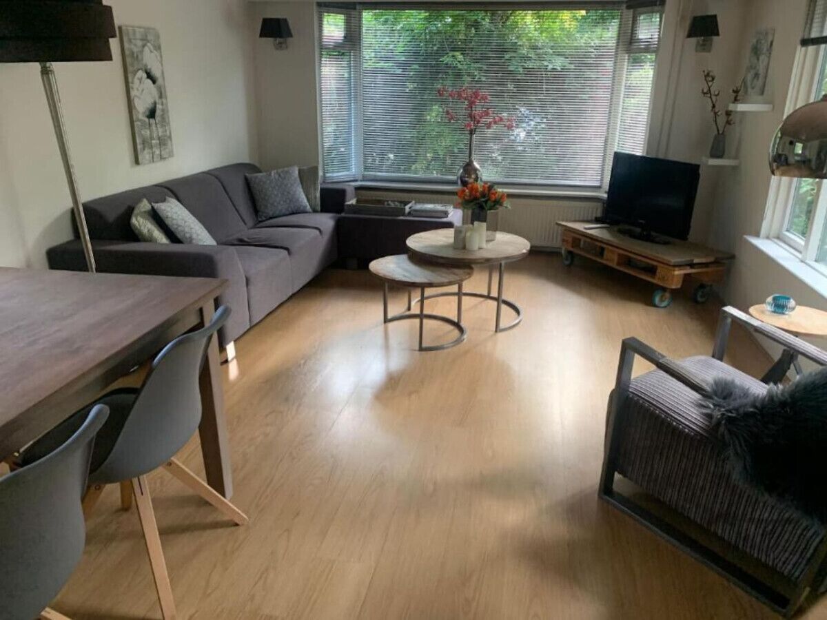 Una televisión, libros