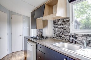 Réfrigérateur, micro-ondes, plaque de cuisson, cafetière/bouilloire