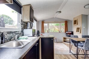 Kylskåp, mikrovågsugn, spishäll och kaffe- och tebryggare