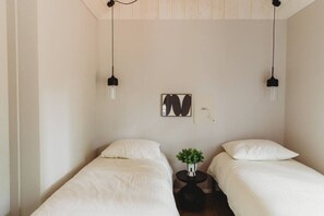 2 bedrooms, desk, WiFi, bed sheets