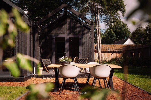 Outdoor dining - GrØn Tiny House in the forest (Epe)