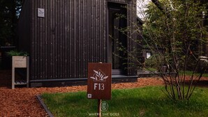 A wooden building with a sign labeled "F13" in front. - GrØn Tiny House in the forest (Epe)