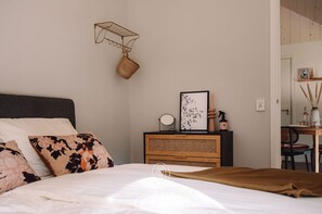 2 室のベッドルーム、デスク、WiFi、ベッドシーツ