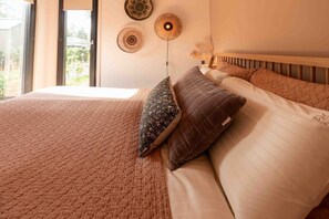 2 bedrooms, travel cot, WiFi, bed sheets