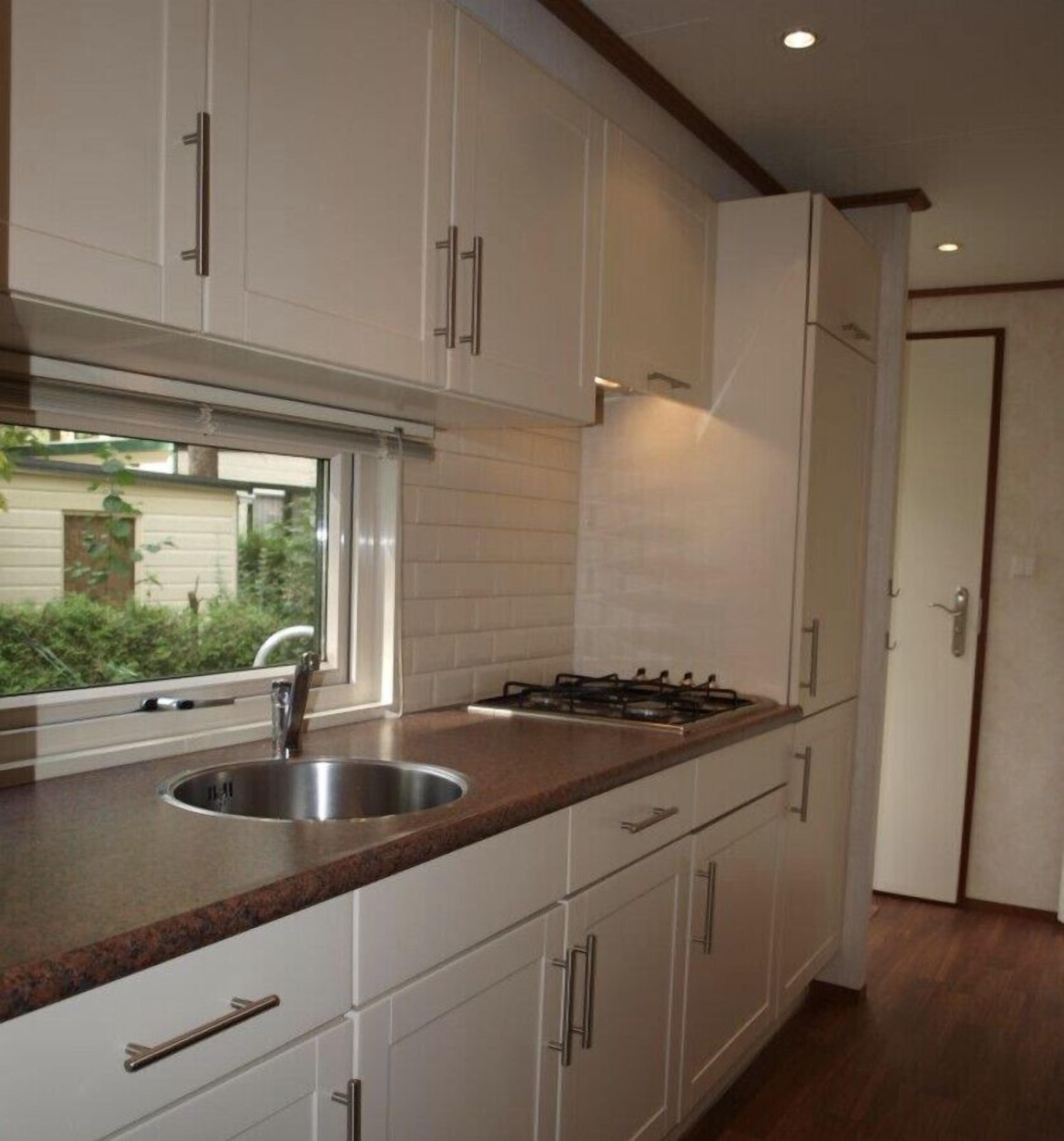 Micro-ondes, four, plaque de cuisson, cafetière/bouilloire