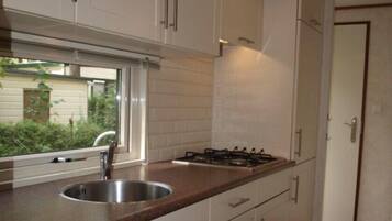 Micro-ondes, four, plaque de cuisson, cafetiĂšre/bouilloire