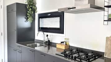 Fridge, oven, stovetop, dishwasher