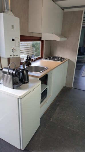 Køleskab, mikrobølgeovn, kogeplade, kaffe-/temaskine