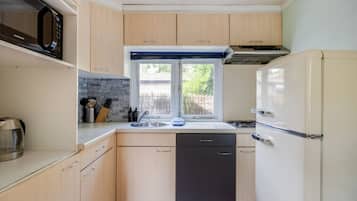 Een koelkast, een magnetron, een oven, een kookplaat