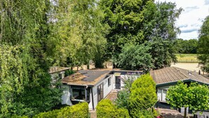 Zona residencial con dos casas rodeadas de abundante vegetación.