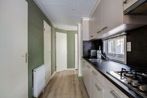 Køleskab, mikrobølgeovn, kogeplade, kaffe-/temaskine