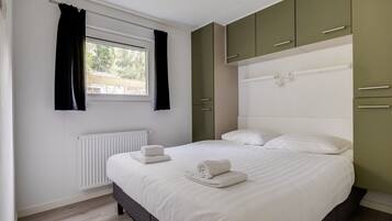 3 室のベッドルーム、デスク、WiFi、ベッドシーツ