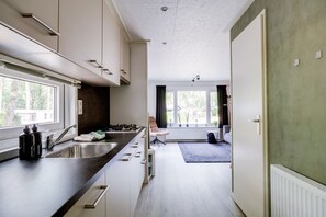 Frigorífico, microondas, placa de cocina y cafetera o tetera