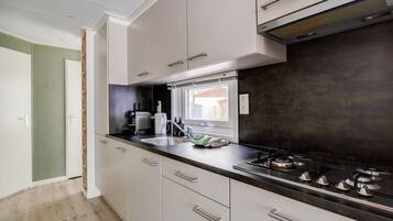 Kühlschrank, Mikrowelle, Herdplatte, Wasserkocher mit Kaffee-/Teezubehör