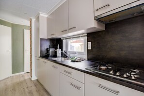 Køleskab, mikrobølgeovn, kogeplade, kaffe-/temaskine