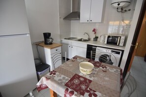 Fridge, microwave, coffee/tea maker, toaster - Charming Apartment in Roses, Costa Brava: Near the Beach, with Terrace, Garage, and All Amenities (Roses)